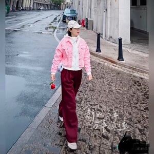 🧥 **Top: Levi’s Pink Denim Jacket**